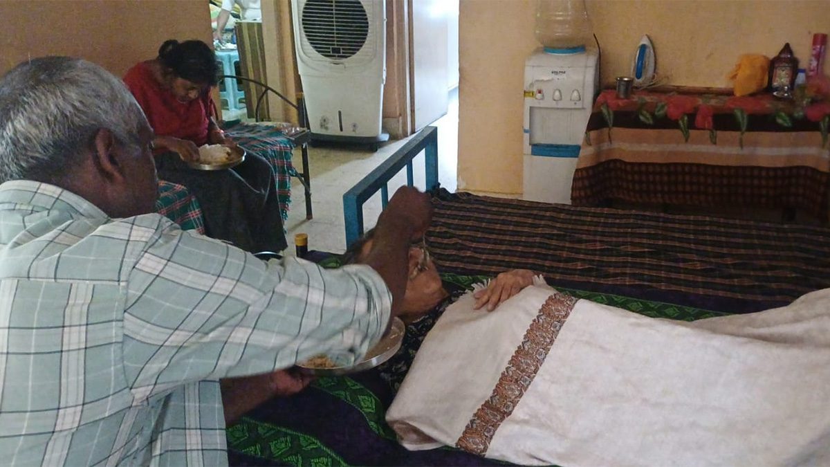 Angadi Foundation meal support initiative for an elderly resident at Hosabelaku Trust and Vishwa Samagama Trust for Children, Disabled & Elderly Care.