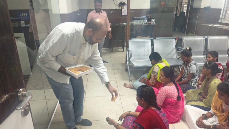 angadi-foundation-sweet-distribution-samarthanam-trust-bengaluru-1