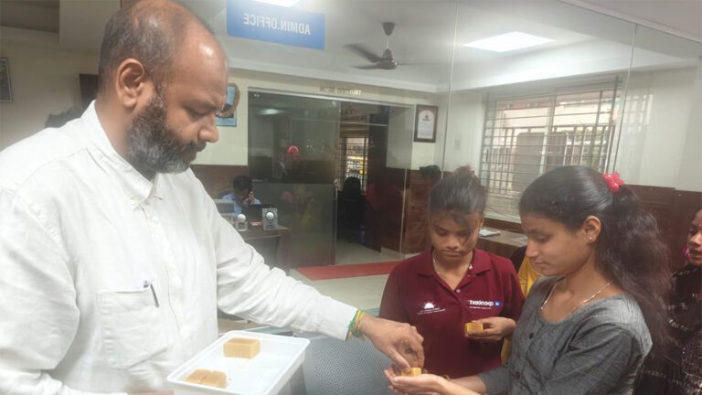 angadi-foundation-sweet-distribution-samarthanam-trust-bengaluru-2