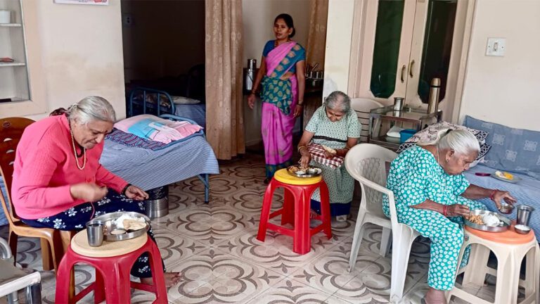 angadi-foundation-wholesome-lunch-omashram-trust-elderly-residents